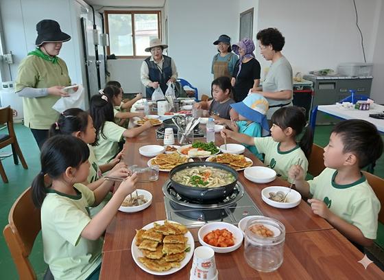 🍲 [왕산어촌체험마을] 바지락칼국수 체험: 싱싱함 가득! 아이들과 함께하는 특별한 맛 여행!
